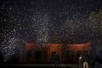 "Полет светлячков": в Нидерландах создали бесшумный и экологичный фейерверк