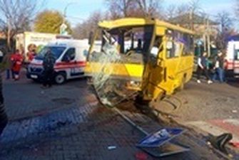 В Черкассах маршрутка попала в ДТП, 10 пострадавших