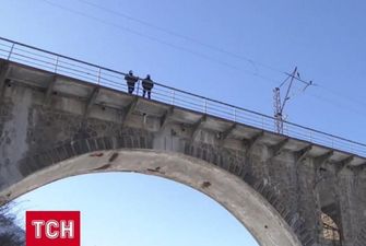 В Житомирской области подросток прыгнул с моста после ссоры с девушкой