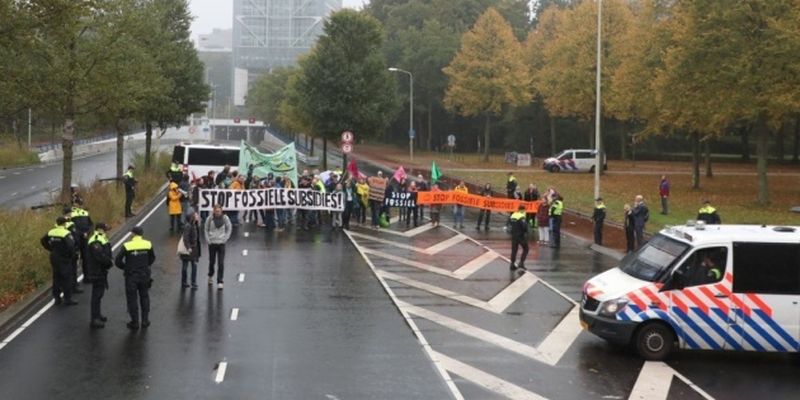 В Нидерландах задержали 62 климатических активиста, перекрывших автостраду