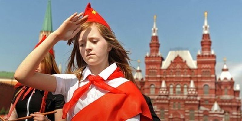Назад в СССР: тысячи детей приняли в пионеры на Красной площади в Москве
