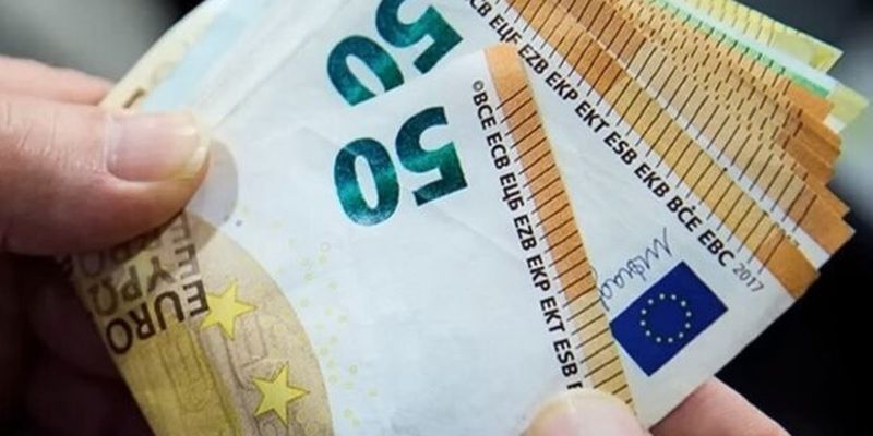 Доллар теряет свои позиции, украинцы массово переходят на евро: в чем причина