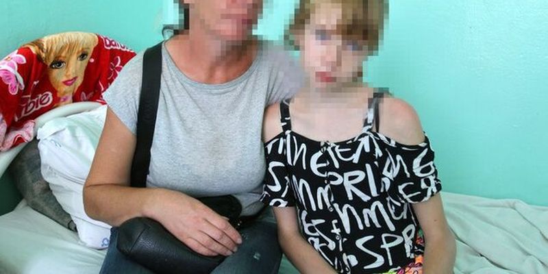В России девочки до полусмерти избили "обидчицу": кадры 18+