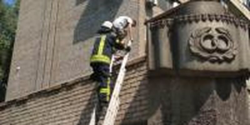 В Запорожье спасателям пришлось снимать подростка с крыши пристройки