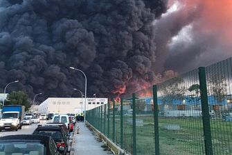 Поднялся черный дым, власти в панике: в Испании адский пожар на химзаводе. Видео