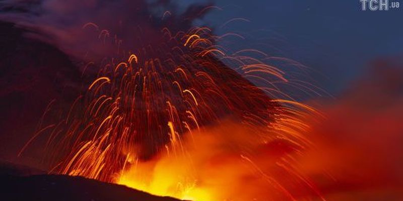 В Італії знову прокинувся вулкан Етна: у небо здіймалися величезні стовпи диму та попелу