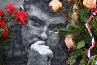 Росіяни встелили квітами міст, де вбили Нємцова: фото