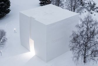 Volvo построили единственный в мире автосалон из снега и льда