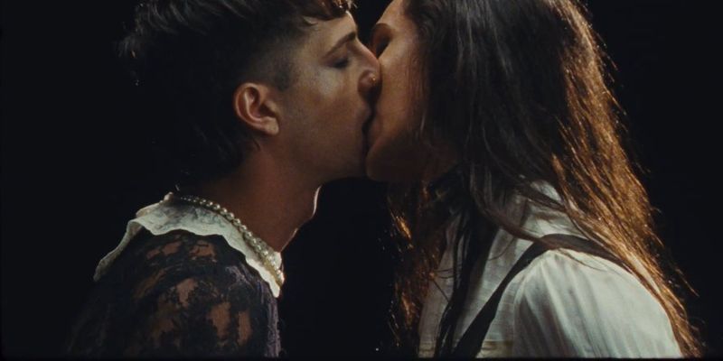 Måneskin показали новый скандальный клип "I wanna be your slave": солист целуется с барабанщиком