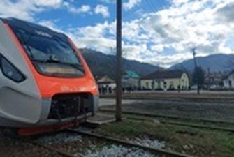 В Карпатах по восстановленной железной дороге прошел первый поезд в Румынию