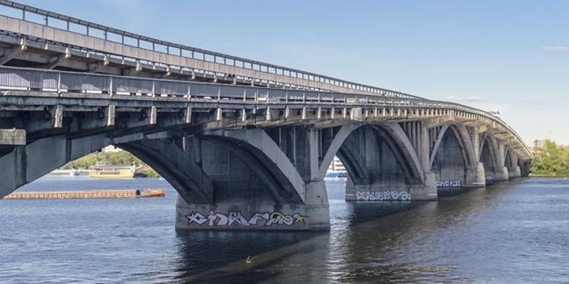 Втретє за місяць: на мосту Патона у Києві прорвало трубу