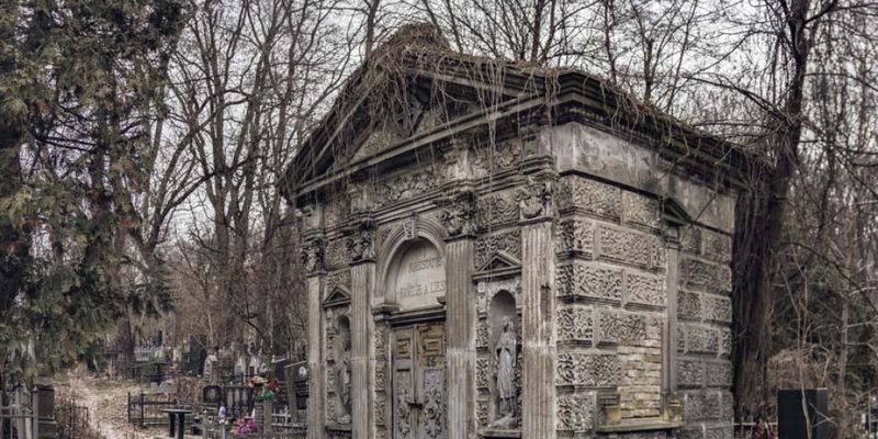 В Киеве на Байковом кладбище нашли труп 32-летнего мужчины