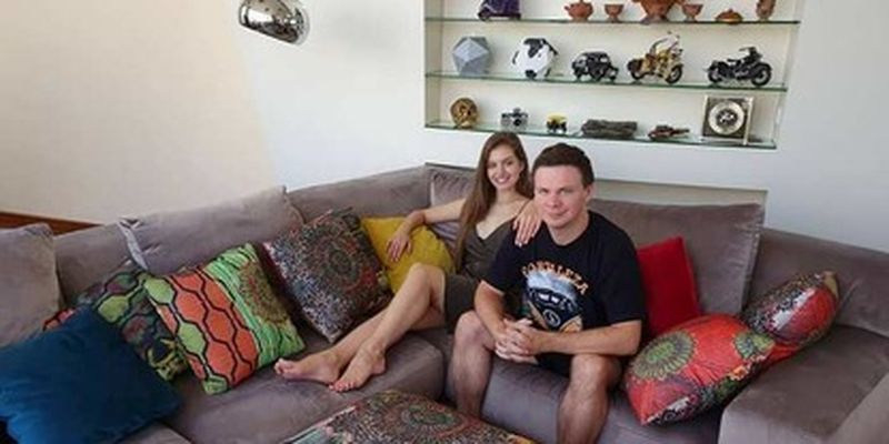 Диван – наш, квартира – не наша: Дмитрий Комаров признался, что у них с женой нет собственного жилья/Супруги живут на съемной квартире