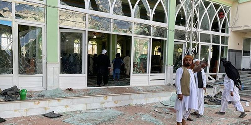 Мечеть в Кандагаре атаковали четыре террориста-смертника: более 30 человек погибли
