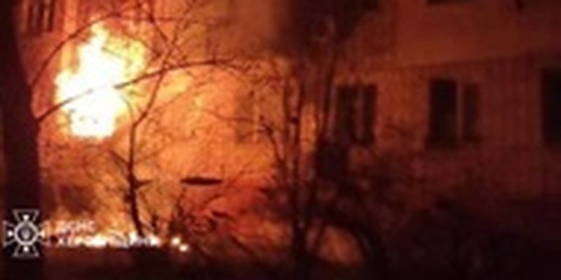 Херсонские спасатели под вражеским обстрелом потушили пожар