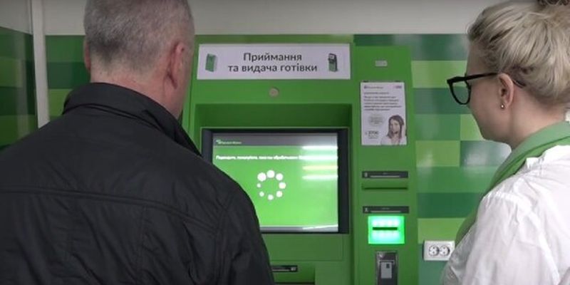 Зняти готівку неможливо: українці скаржаться на проблеми з банкоматами ПриватБанку