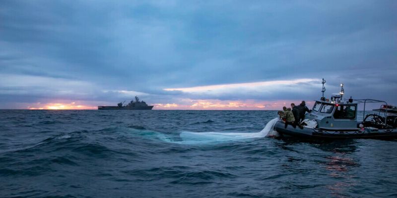 Командование Военно-морских сил США показало, как доставали из моря остатки китайского аэростата