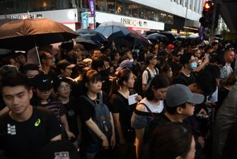 Десятки тысяч людей вновь вышли на протестное шествие в Гонконге