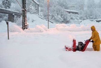 Из-за угрозы лавин и больших снегопадов в Австрии закрыли школы