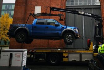 Не втримались від жартів: німецькі копи евакуювали пікап Ford, що заблокував електрозаправку