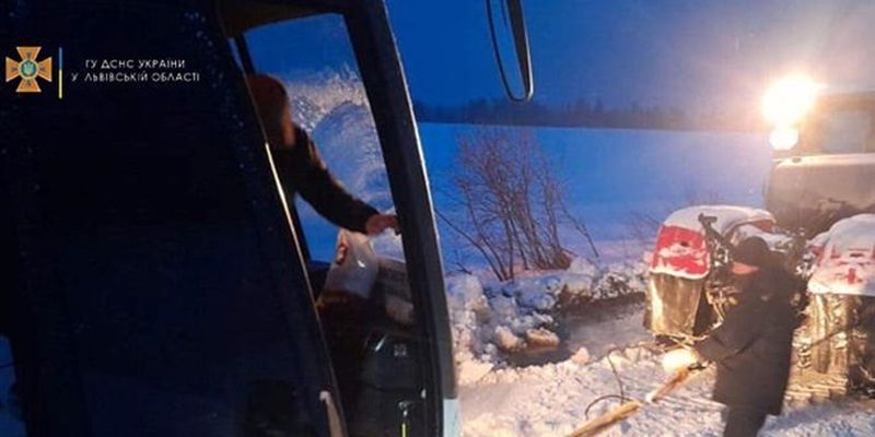 На Львовщине спасатели вытащили из сугробов два пассажирских автобуса
