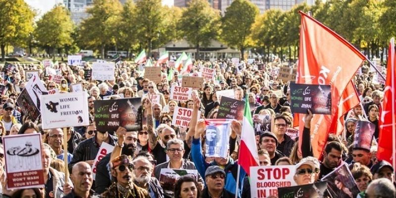 В Гааге на демонстрацию из-за смерти девушки в Иране вышли тысячи людей