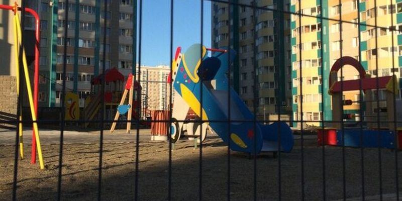 "Не ходите там!" В Киеве на детской площадке едва не убили ребенка: полицию обвинили в бездействии