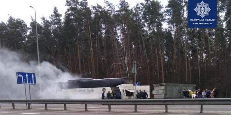 Поблизу в’їзду до столиці загорівся автобус із пасажирами