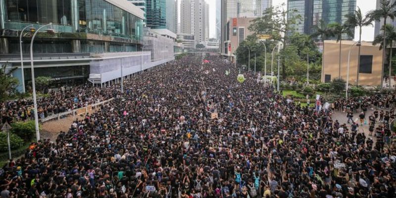 У Гонконгу два мільйони людей вийшли на вулиці з новими вимогами: фото, відео