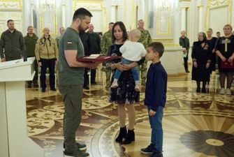 Президент вручил ордена «Золотая Звезда» военным и родным погибших Героев Украины