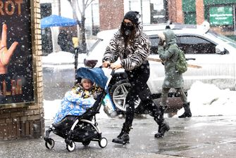 В полосатом пуховике и в снег: Ирина Шейк на прогулке с дочерью