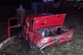 П'яний буковинець на ВАЗ в'їхав в огорожу: загинув пасажир авто