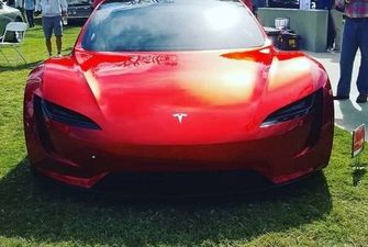У Tesla представили супершвидкий та супервитривалий електрокар