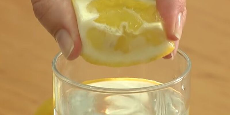 Знижує вагу, підтримує норму вітаміну С і не тільки — чудодійні властивості води з лимоном