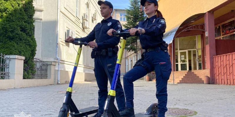 В Ужгороде запустили первый полицейский патруль на электросамокатах