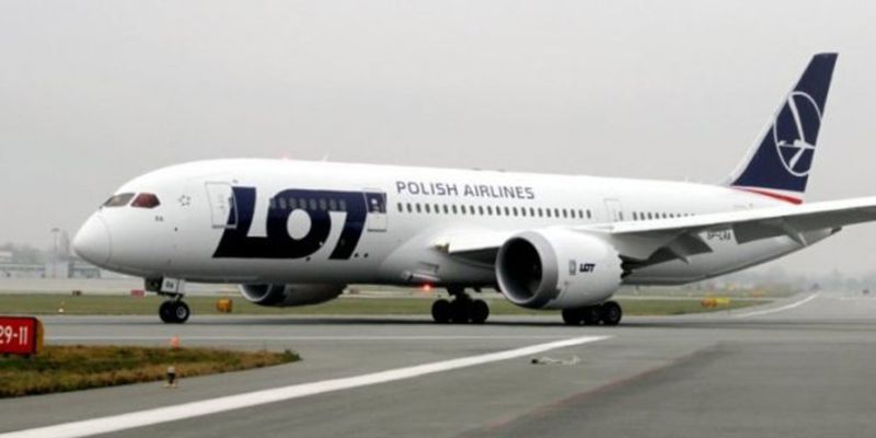 Польша пока не планирует прекращать полеты авиакомпании LOT над Украиной