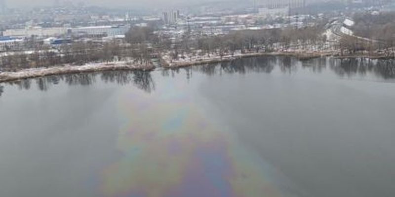 В Киеве на Оболони заметили сливание нефти в озеро Кирилловское: фото