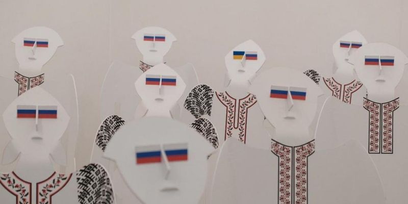 "На коленях и смотрят в сторону РФ": в Черновцах скандал из-за обидной для украинцев выставки
