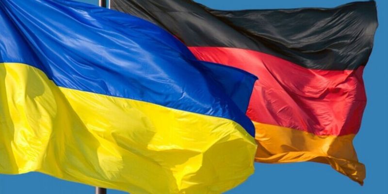 Украинцы в Германии и юристы поделились мнениями об ограничении выдачи загранпаспортов