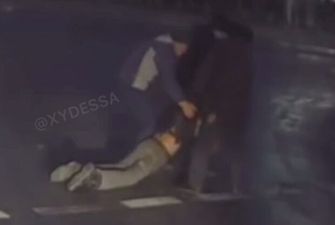 Упал посреди дороги и бился в конвульсиях: видео несчастья с мужчиной в Одессе