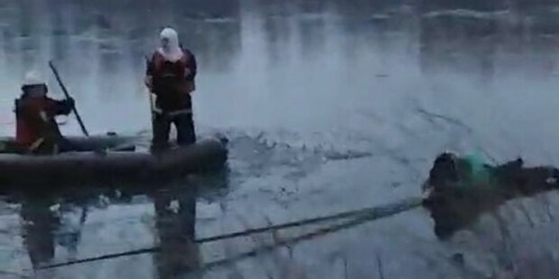 Киевляне попали в беду на водохранилище, кадры с места: "оказались на льдине и..."