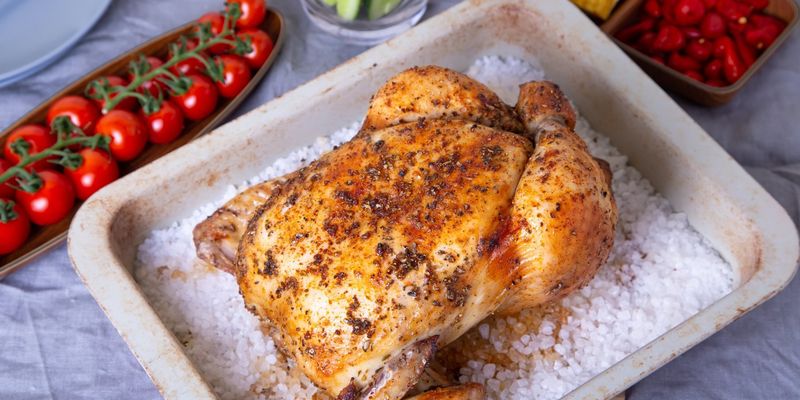 Только курица и соль: простейший рецепт мясного блюда, без которого не обойтись на Пасху