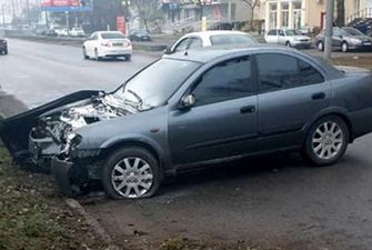 В Одессе авто Nissan врезалось в дерево: двоих человек госпитализировали