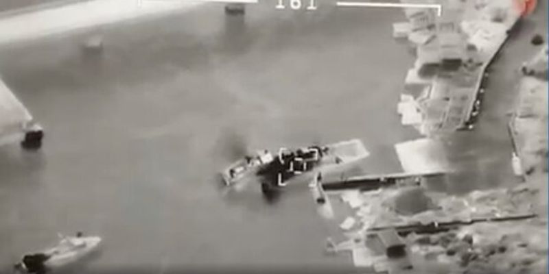 В Черном море потопили еще одну "консерву" оккупантов: появилось видео