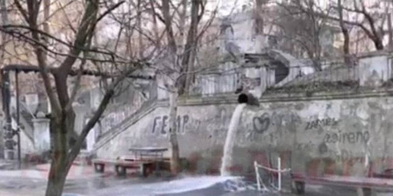 Воды по колено: в Николаеве из-за прорыва водопровод двор превратился в «водоем»