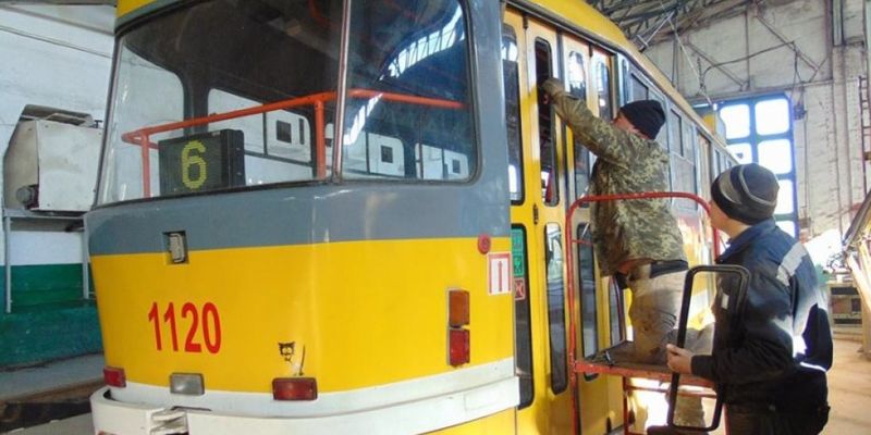 В трамвае в Николаеве на ходу выпало стекло