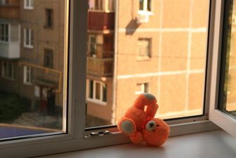 Трехлетний мальчик играл и выпал из окна: подробности трагедии в Павлограде