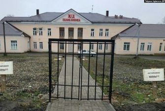 В РФ біля поліклініки встановили лише ворота без забору