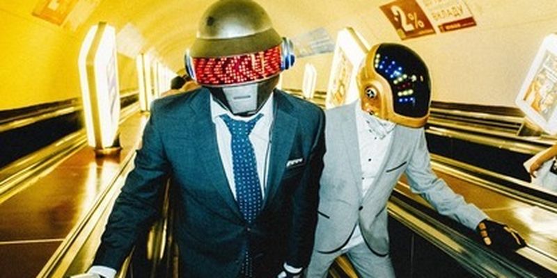 Daft Punk пьют пиво на Подоле и ездят в метро: в сети вспомнили забавный эксперимент украинских поклонников/Каким был бы день французских хитмейкеров в столице Украины