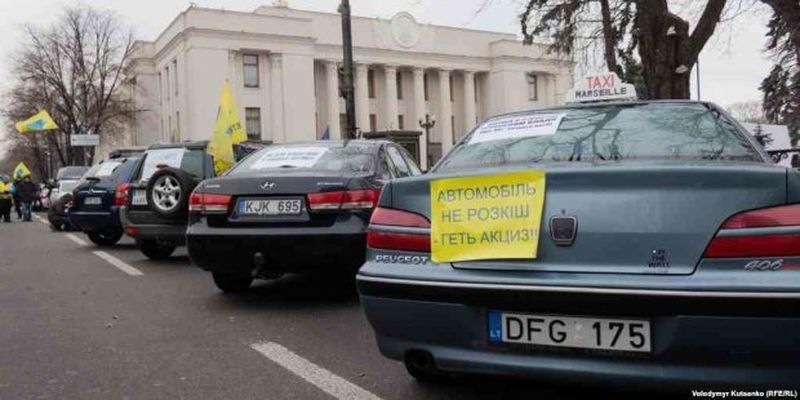 Штрафи не лякають: нові санкції не спинили потік євроблях до України